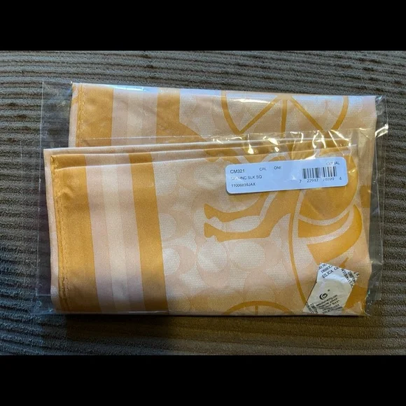 Coach Signature Horse And Carriage Silk Square Scarf nwt in packaging - Picture 2 of 2